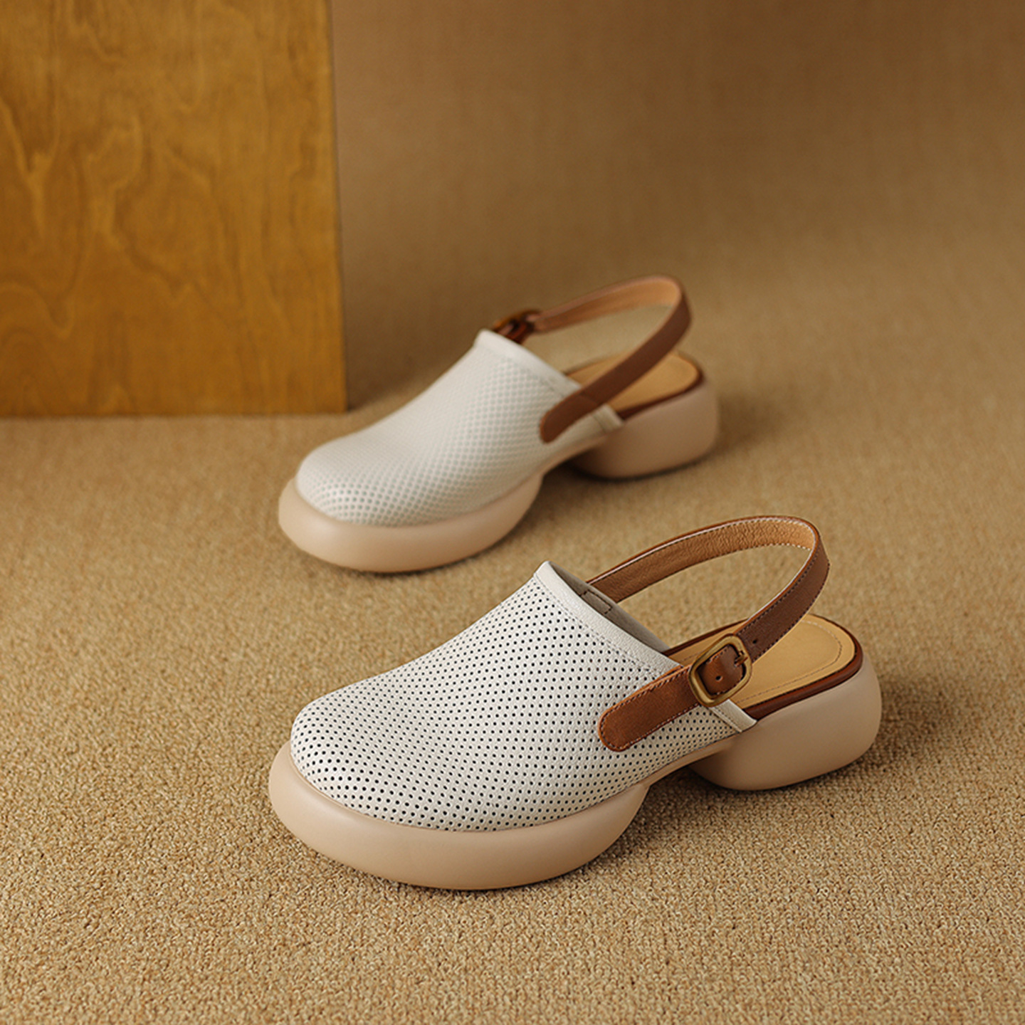 Sandal nữ đế dày mũi kín quai chữ V buộc dây phong cách thể thao — màu trắng ngà