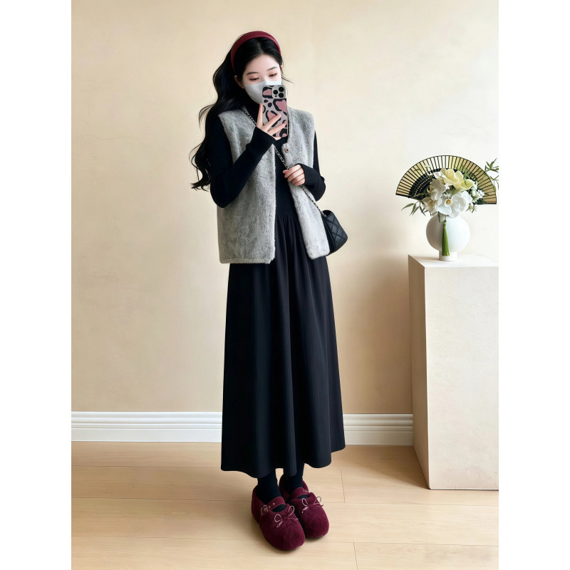 New autumn and winter collection for pregnant women: Korean-style, gentle and elegant open-front cardigan, plush vest, black vertical-striped long-sleeved base dress, and matching set New autumn and winter collection for pregnant women: Korean-style, gentle and elegant open-front cardigan, plush vest, black vertical-striped long-sleeved base dress, and matching set