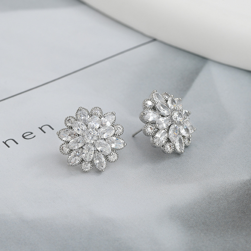 Pendientes de flores de circón simples coreanos Pendientes de diseño de nicho de todo fósforo de lujo ligero de alta gama Pendientes
