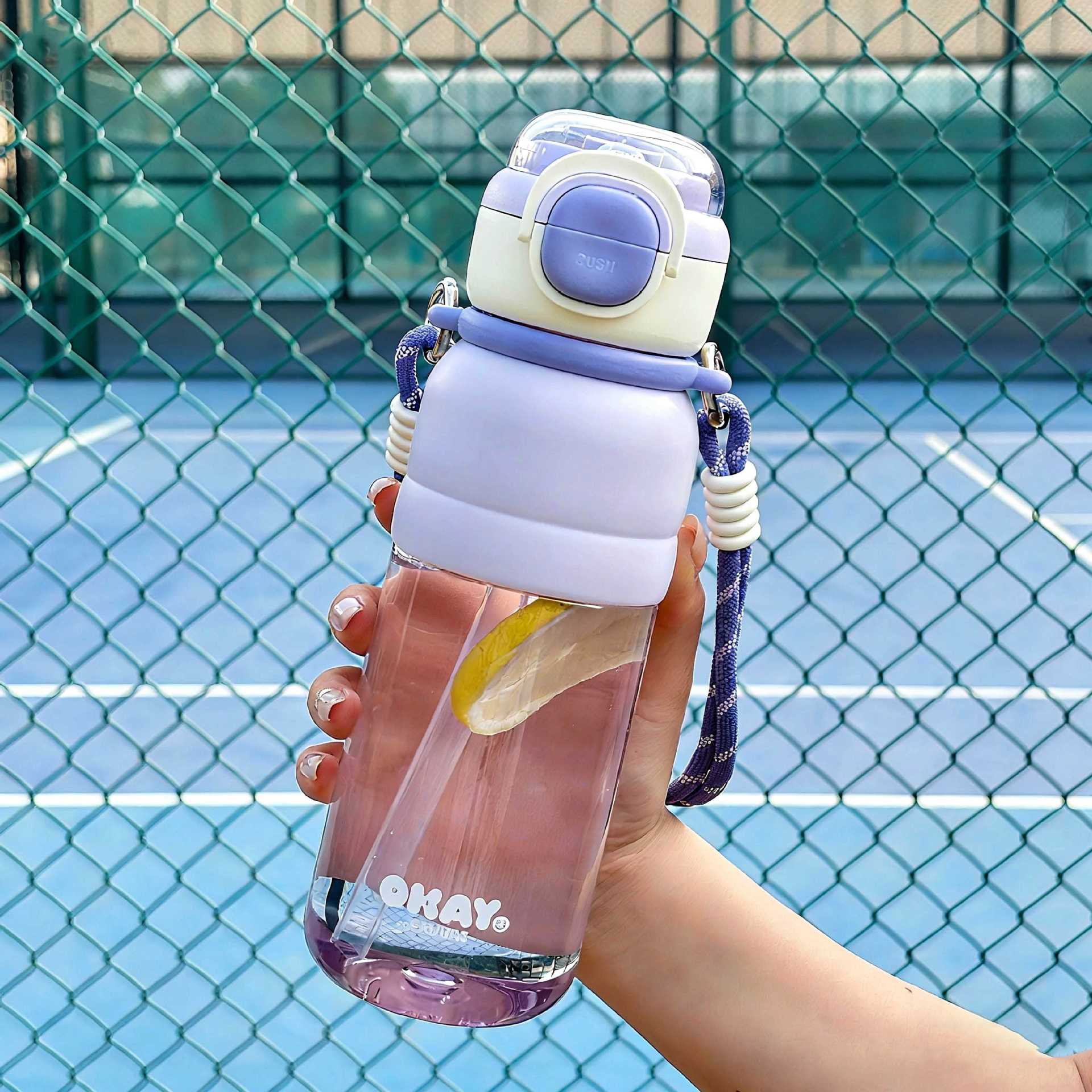 Taza de agua verano 2026 nueva taza de plástico de gran capacidad simple taza de paja deportiva de estudiantes taza portátil de chicas