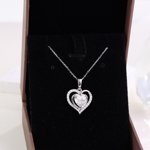 Love-Shaped Pendant for Women K Gold Jewelry Blue Heart Elegant Gift Inlaid with Moissanite Clavicle Necklace for Women