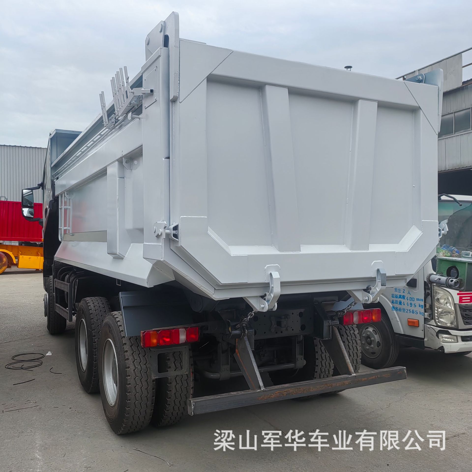 Export cargo box dump truck 371 horsepower dump truck for mining infrastructure transportation rear eight-wheel dump truck