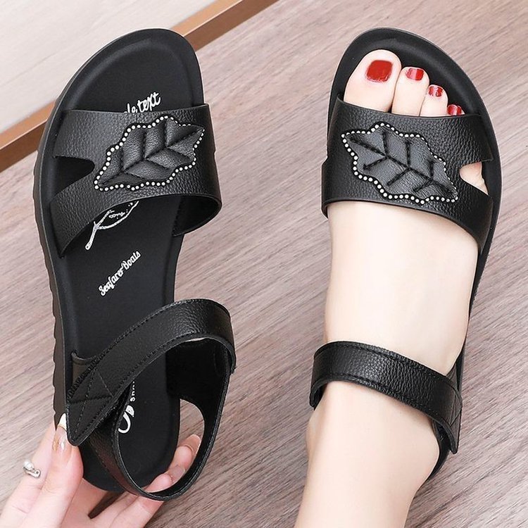 Sandalias para mujer, verano 2025, nuevo estilo, zapatos casuales de playa de moda de fondo suave, sandalias planas de cuero suave con velcro