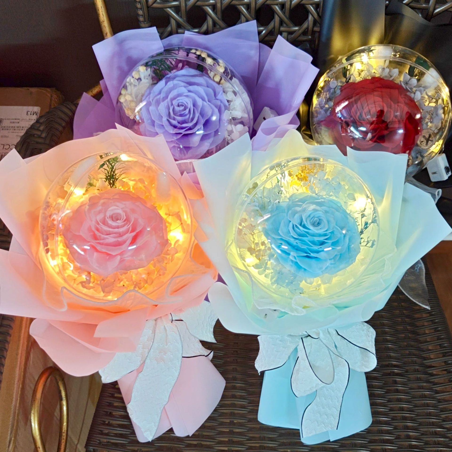 Yunnan Eternal Life Rose Bobo Ball Bouquet Caja de regalo terminada con luz Qixi San Valentín regalo hortensias ramo seco