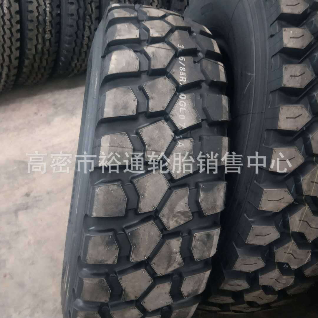 装甲车越野轮胎305 335 365 395/80 85R20全钢子午线真空越野人字