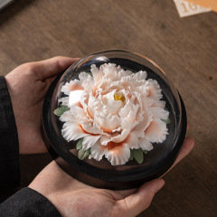 創意陶磁器シミュレーション手作業で磁器の花をつまんで、牡丹の花を飾って、事務室のデスクトップに車を飾って工芸品を載せます。