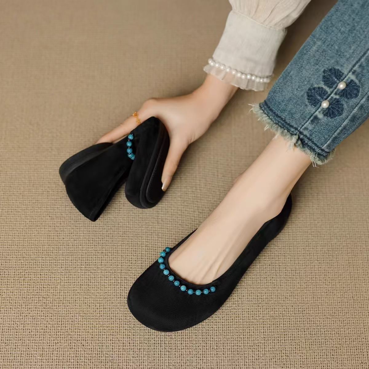 2026 primavera zapatos de cuero suave de talón bajo con cuentas superficiales zapatos de mujer cabeza redonda plana retro estilo nacional zapatos de abuela