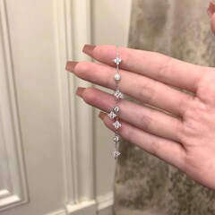 2023年に起爆した軽豪華な四葉草のブレスレットの女性はシンプルな気質でアクセサリーの高級感を身に着けている