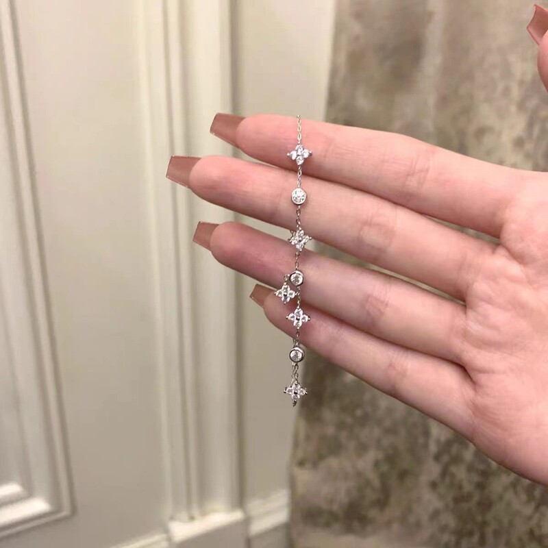 2023 popular light luxury four-leaf clover bracelet women's simple temperament stacked hand jewelry High sense