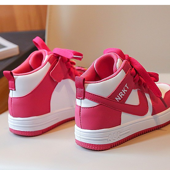 Nuevos zapatos casuales de moda de oso de fresa transpirable de primavera y otoño para niños, zapatos deportivos cómodos para niños y niñas