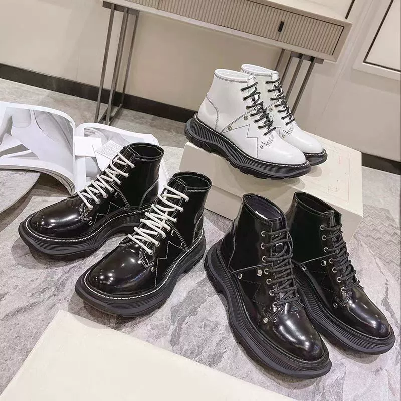 Высококачественный Маккуин толстые сапоги с короткой подошвой женщины 2024 новый черный шнуровка ивы гвозди Мартин сапоги увеличивают повседневную обувь высокого класса