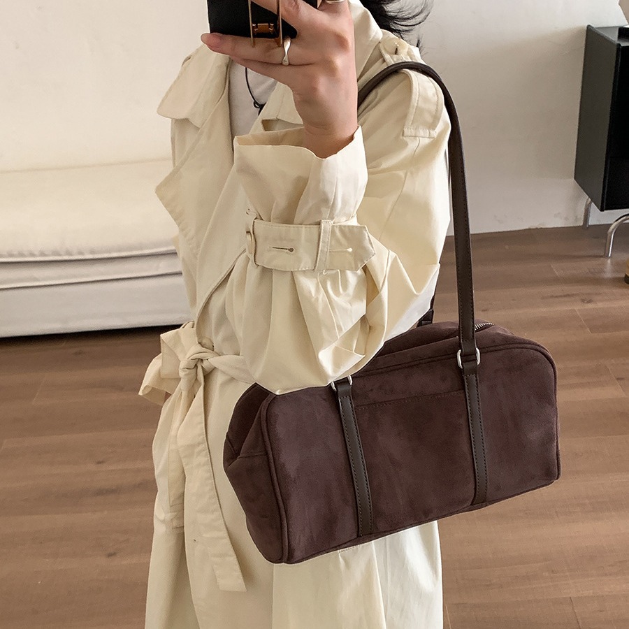 2024 suede autumn edition versatile shoulder bag, women's high-end sense, large capacity commuting plush bag_voghion.com