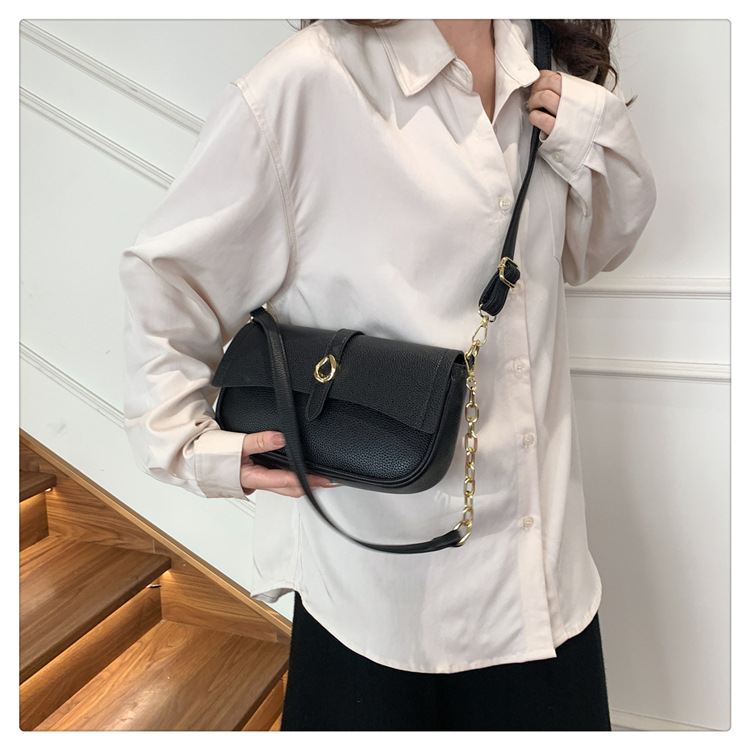 Women's Medium Pu Leather Solid Color Streetwear Magnetic Buckle Shoulder Bag display picture 10