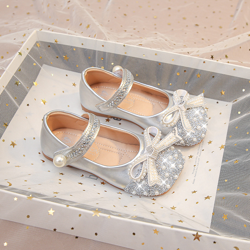 Zapatos de princesa de cristal de niñas 2026 verano nuevo niño color sólido zapatos de cuero brillantes zapatos de un solo niño