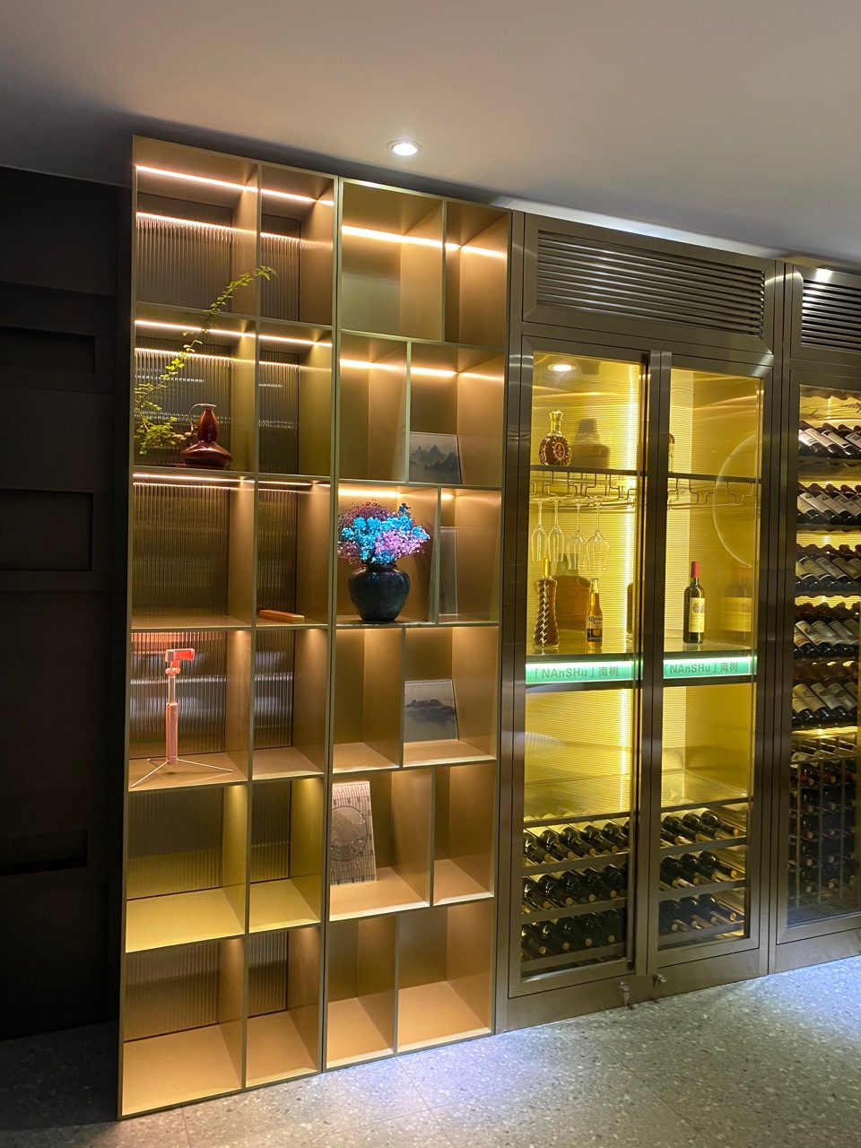 不鏽鋼多功能酒櫃黃钛金紅酒架壹體靠牆簡約落地櫃客廳輕奢展示櫃
