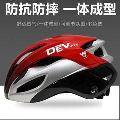 自転車のヘルメットの男性の夏の山岳道路の車は自転車の輪滑りを装備します。