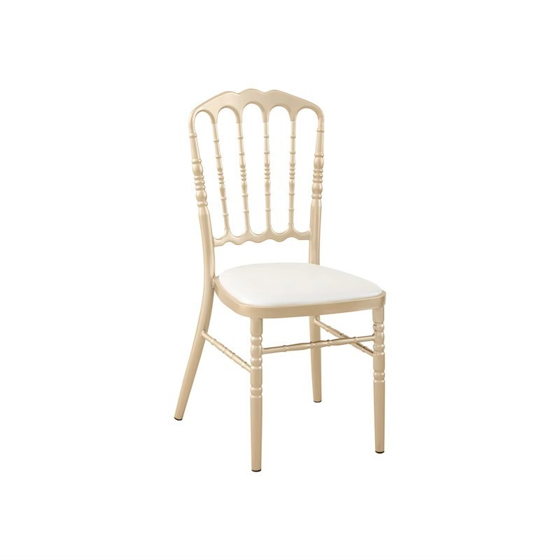 Silla de montaña de pintura dorada