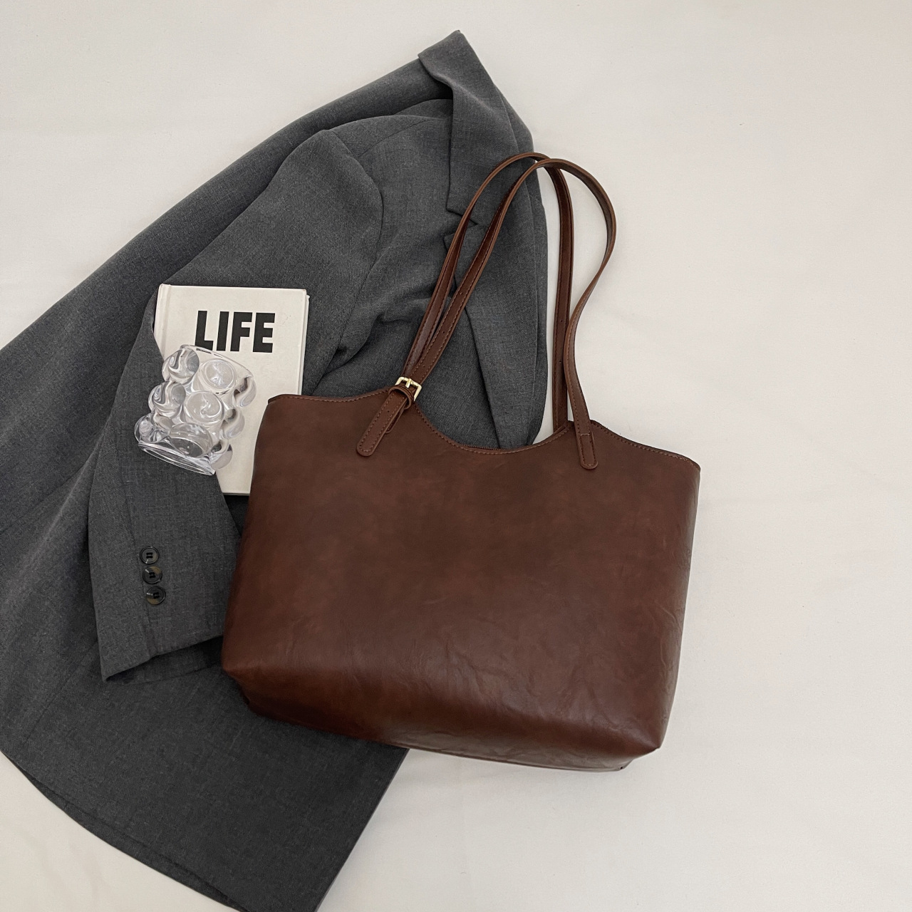 펜던트가 없는 브라운