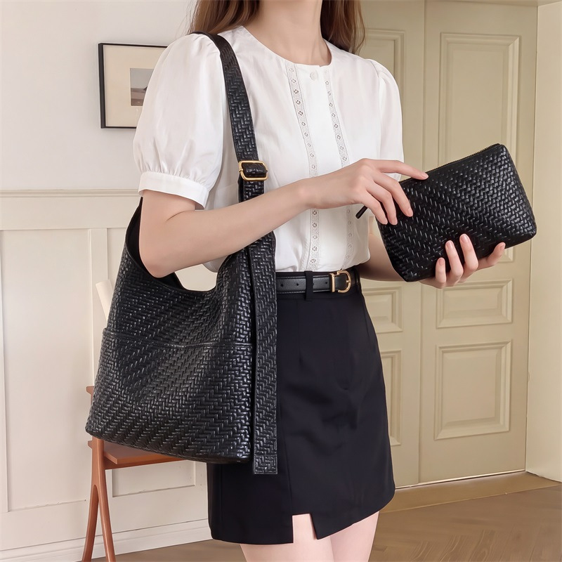 Cross-border vintage underarm bag, a stylish and sophisticated shoulder bag for women, featuring a European and American design, made of soft PU leather, suitable for commuting and as a tote bag Cross-border vintage underarm bag, a stylish and sophisticated shoulder bag for women, featuring a European and American design, made of soft PU leather, suitable for commuting and as a tote bag