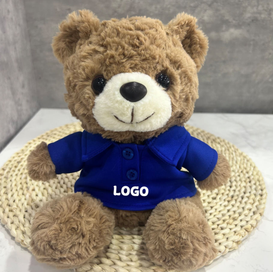 Los juguetes de peluche lindos se pueden combinar con logotipos impresos para enviar muñecas de muebles a amigos y vecinos.