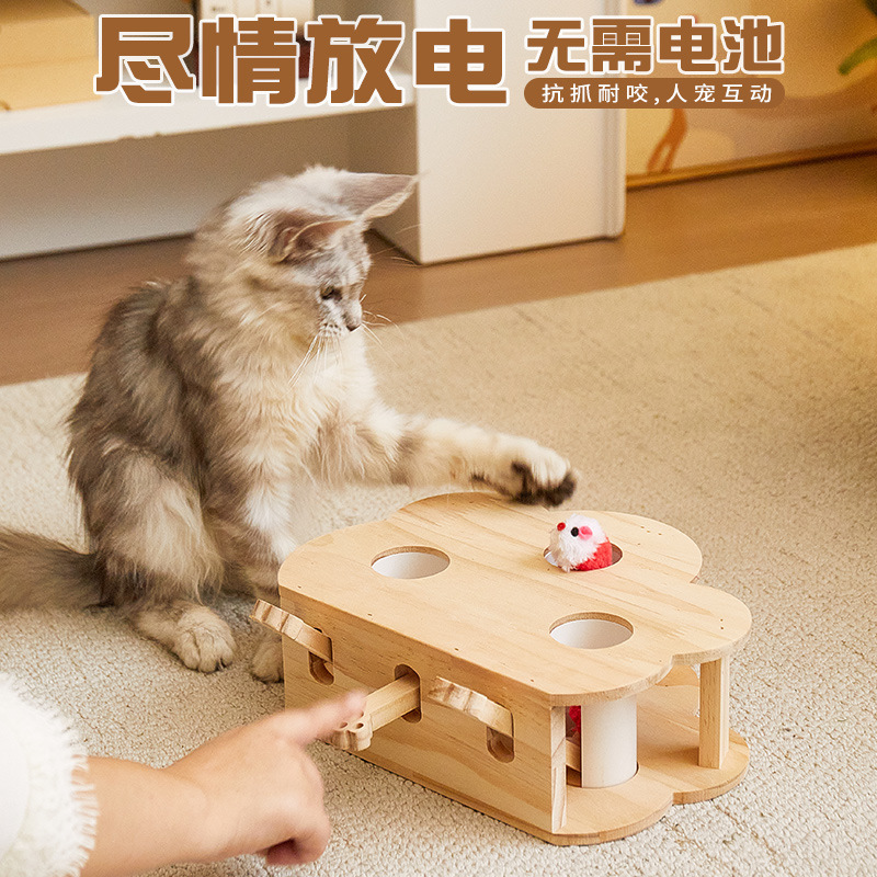 猫はネズミのおもちゃのネズミを打って猫を笑わせます。|undefined
