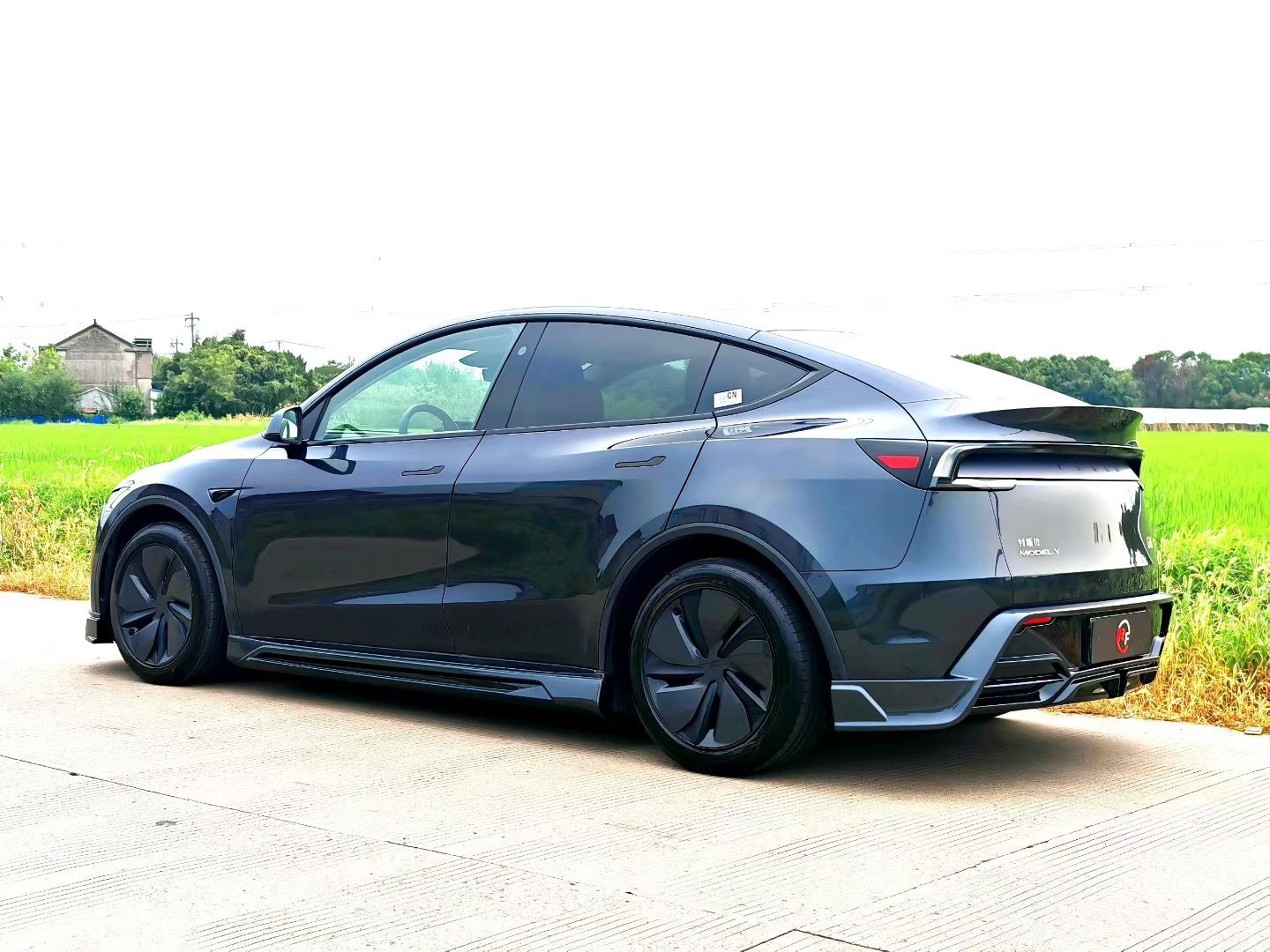 Suitable for Tesla Model Y facelift modification, RF-style small body kit, front and rear lip, front spoiler, side skirts, and rear spoiler upgrade