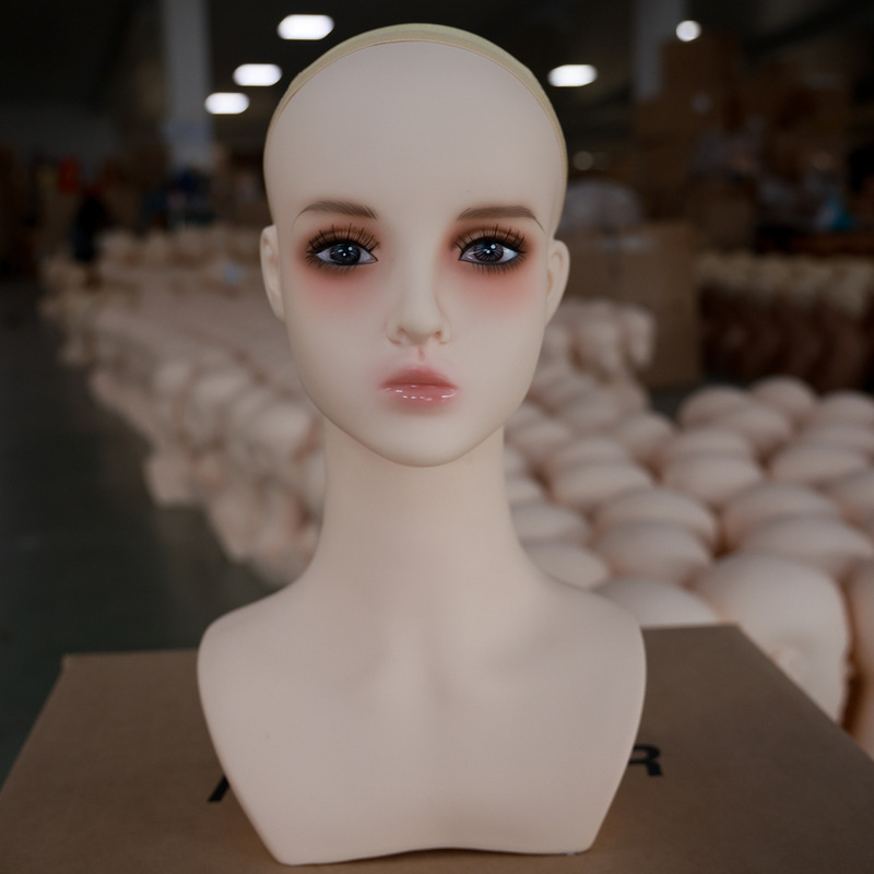 新作アニメの頭のモデルcosのかつらのモデルのイヤリングのアクセサリーの帽子はかつらの店の高い顔の値のシミュレーション人を展示します。|undefined