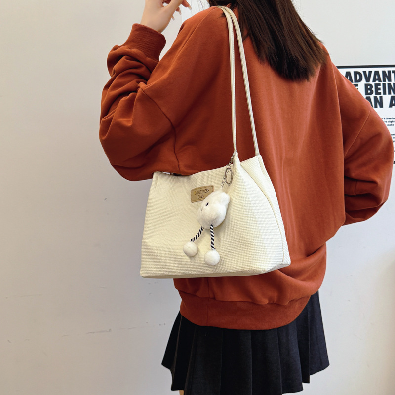 Bolsa de gran capacidad para mujeres 2024 nuevo verano versátil bolso de hombro simple sensación de alto nivel de viaje bolsa de cubo