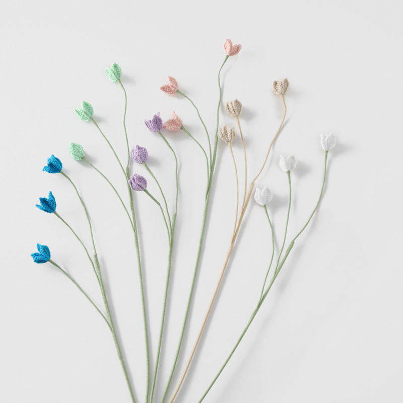 手作りのかぎ針編みのかわいい4つの小さな開花した完成品の小さな妖精の花の枝は、先生、恋人、親友に贈られ、幸福を意味します。|undefined