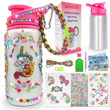 ���ǫF�ֹ��b�ͯ����к�Ů��DIY�����N�ˮƿ����@�N��ˮ��