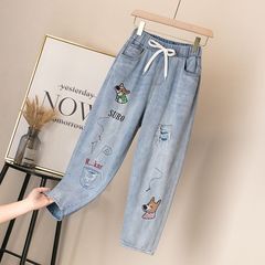 刺繍のジーパンの女性はゆったりしています。