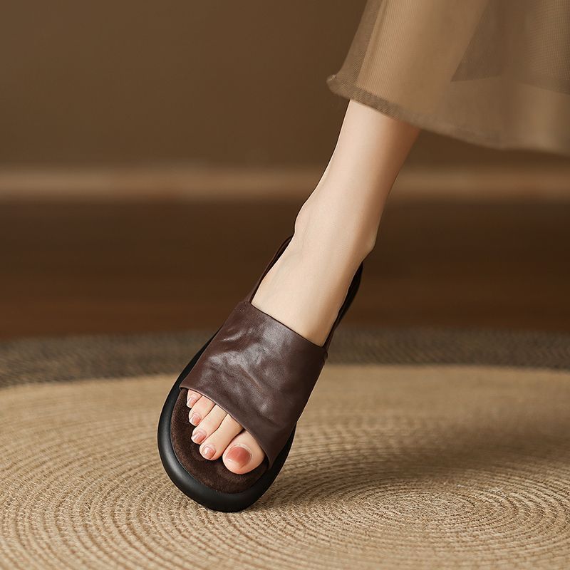 Sandálias de soleas suaves para mujeres 2026 verano nuevo tipo plano medio remolque zapatillas antideslizantes de alta calidad para mujeres