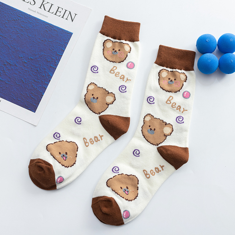 Calcetines de algodón de color puro de las mujeres de la mitad de la pantorrilla de dibujos animados lindo oso ins medias de moda al por mayor para la primavera, el otoño y los estudiantes de invierno