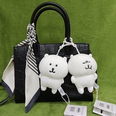 自嘲熊13cmのストラップが萌えてかわいいぬいぐるみの人形のキーホルダーが飾られている
