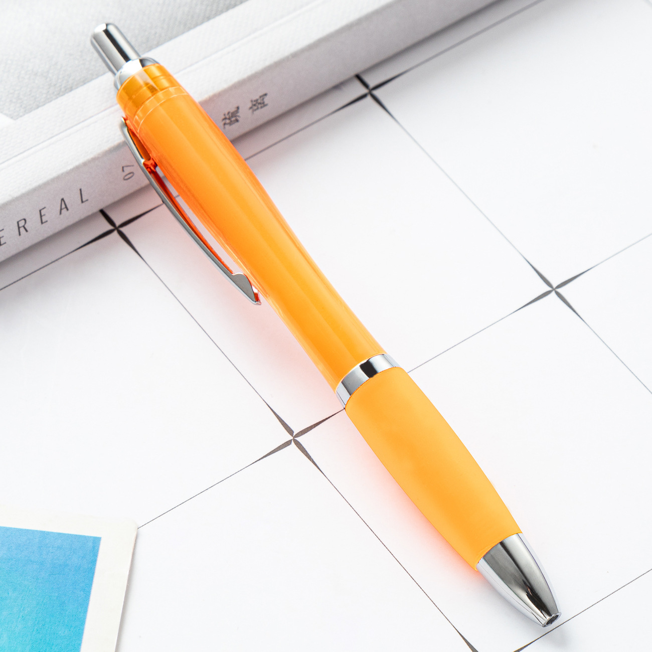 Bolígrafos de colores tipo calabaza, clic suave, imprimibles con logo, ideales para publicidad.