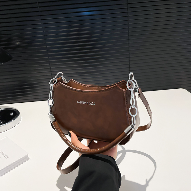 Bolso de mano de cadena de color sólido debajo de la axila para mujeres 2024 nuevo estilo estilo extranjero bolso de hombro de moda textura temperamento mochila casual