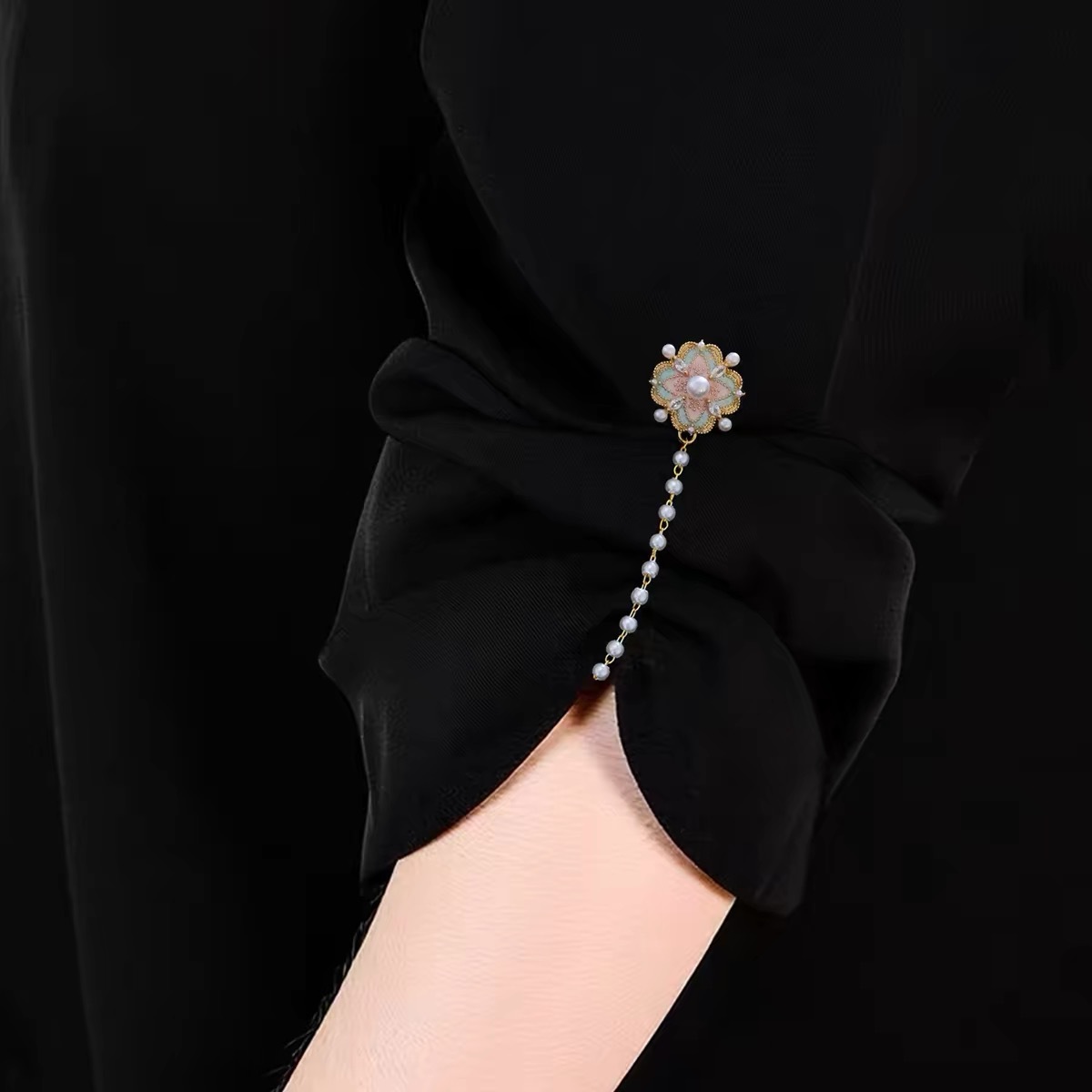 New Chinese-style floral pearl chain brooch for women with magnetic clasp, anti-drag clothing accessory pin