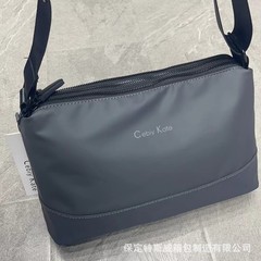 ファッションカジュアルなファッションの男性の斜め掛けの防水の皮膜の男性のカバンの韓国版の潮流のシングル肩の多い仕切りの大きいリュックサックの2025新型