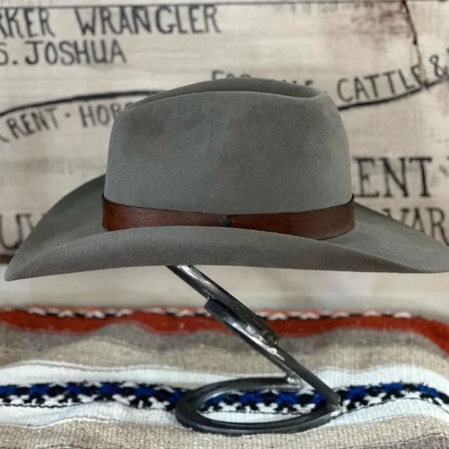 Καπέλο από μαλλί σε μονόχρωμο χρώμα από τσόχα προβάτου ..._voghion.com