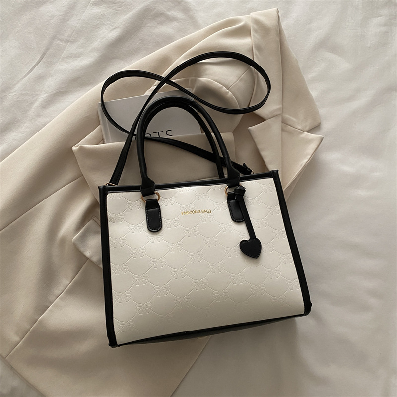 Simple nuevo bolso de mujer, bolso práctico de alto nivel, invierno 2024 nuevo estilo universal en la textura de la bolsa de transporte