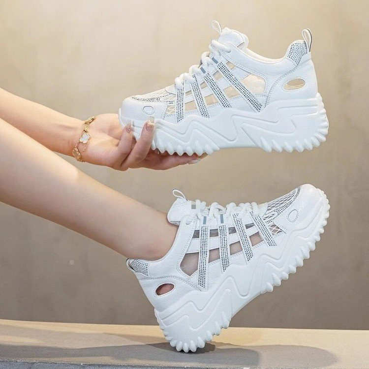 Mesh hueco zapatos blancos para mujeres 2026 nuevo verano Dongdong transpirable fondo grueso aumento deportivo sandalias casuales