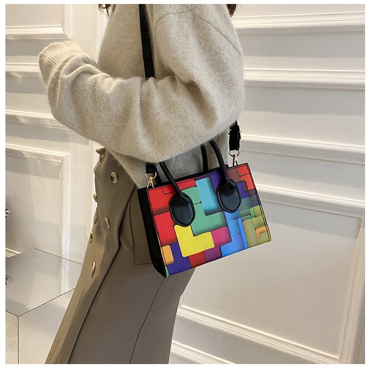 Bolso De Hombro De Moda New Wave Otoño 2021 Con Costuras De Color En Contraste display picture 7