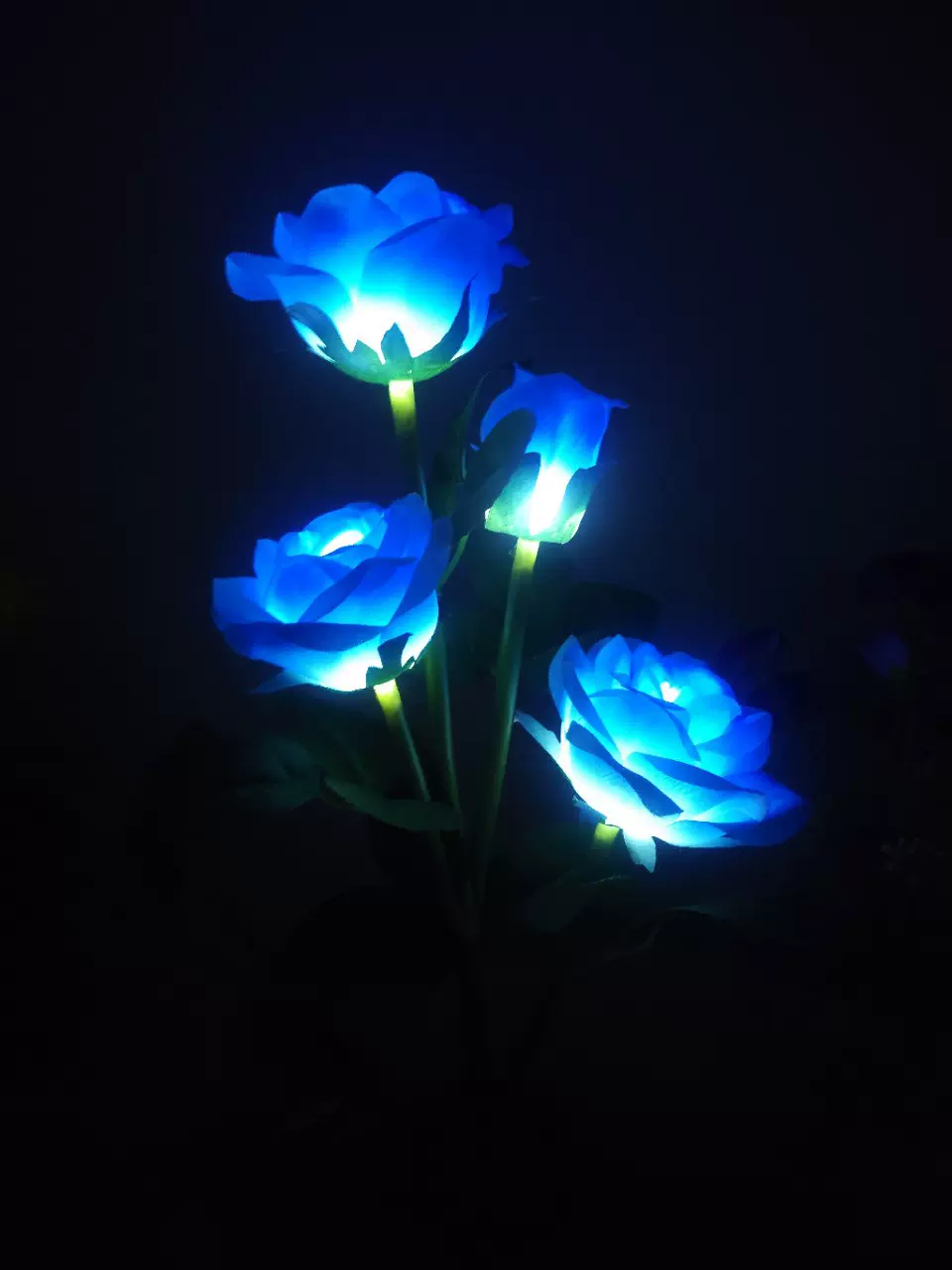 led太阳能4头玫瑰花灯户外防水别墅花园装饰灯庭院草坪地插灯超亮