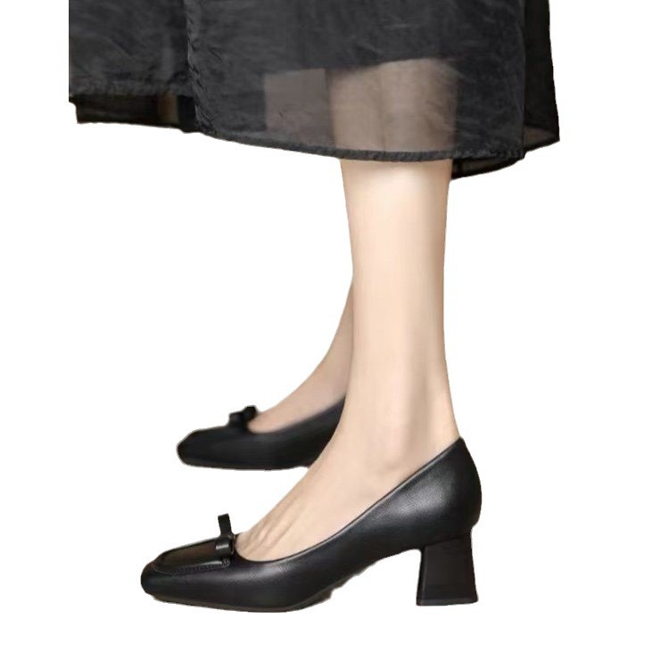 Zapatos de cabeza cuadrada de mujer de talón grueso retro otoño de 2024 nuevo estilo universal arco poco profundo para trabajar zapatos de talón alto