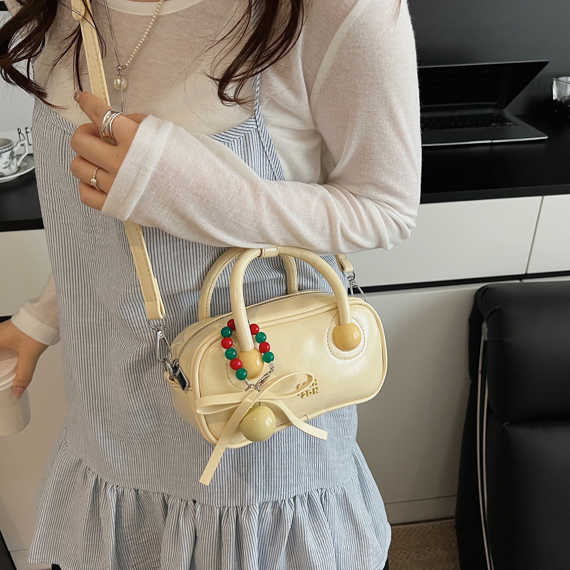 Bolsa de almohada portátil de alta moda versátil para mujeres 2025 nuevo estilo extranjero simple ocio de hombro pequeño bolso de hombro