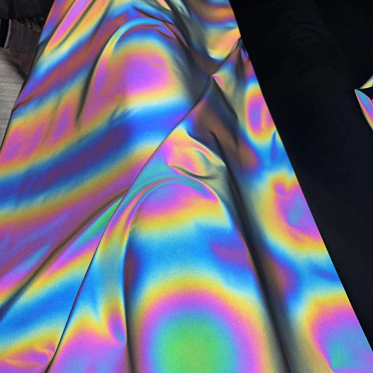 七色幻彩反光弹力布 彩虹渐变色反光针织布 条彩黑底反光莱卡布