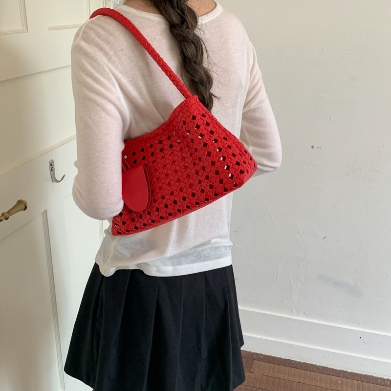 2026 nuevo diseño de moda bolsas de tejido a mano bolsas de brazo portátiles agujeradas bolsas de hombro para mujeres image 4