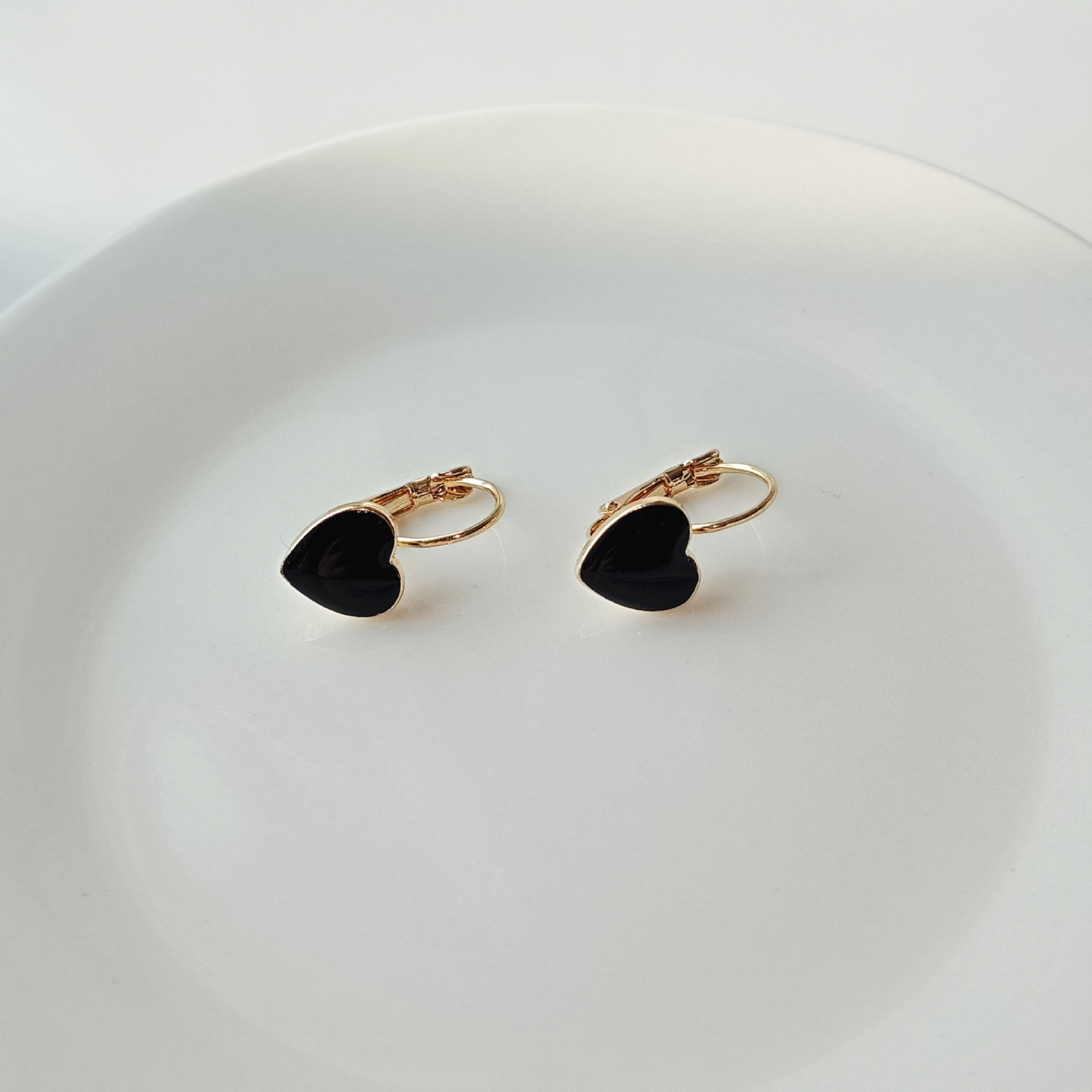 1 Pair Simple Style Heart Shape Alloy Enamel Women's Earrings display picture 5