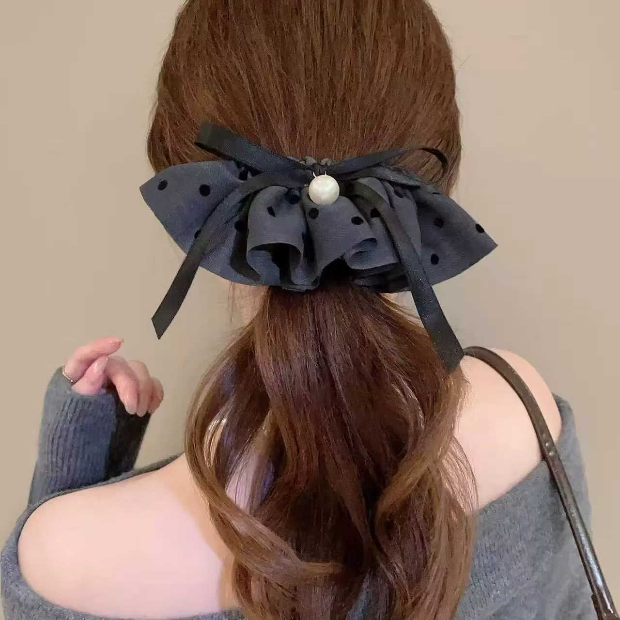 Коллекция заколок для волос — тканевые банты, краб‑зажим, крупные «шарк» и треугольные захваты, разные цвета