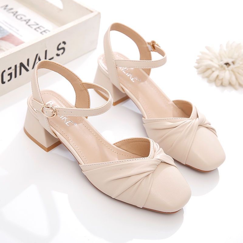 Sandálias huecas zapatos de mujer de verano 2026 nuevos tacones casuales gruesos un botón de tacones cuadrados nuevo estilo simple blanco beige